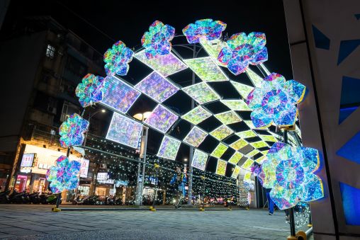 夢幻星河點亮新莊河廊 中港光雕今晚燦爛登場 10 《圖說》入口意象燈飾璀璨點亮,迎接每一位來到中港河廊的遊客。〈水利局提供〉