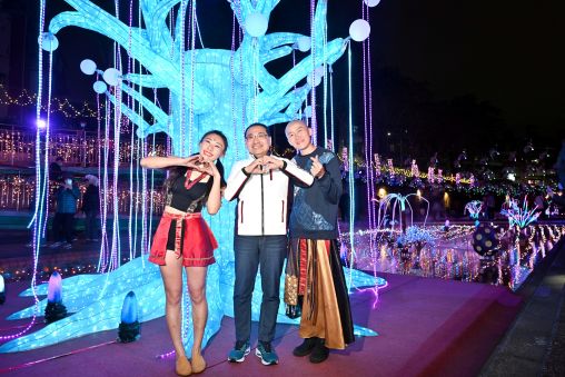 夢幻星河點亮新莊河廊 中港光雕今晚燦爛登場 8 《圖說》市長侯友宜與舞者合影。〈水利局提供〉