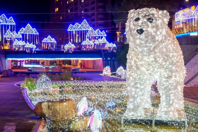 中港光雕3/6璀璨登場 7米高星耀之樹點亮河廊 8 《圖說》現場還有3米高雪白北極熊現身,搭配可愛俏皮的企鵝群,營造極地奇幻氛圍。〈水利局提供〉