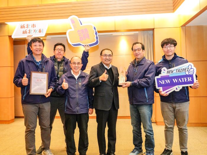 打造韌性城市再添里程碑 新北治水成果雙獎肯定 49 《圖說》「大窠坑溪水環境營造工程(第2期)」榮獲第25屆公共工程金質獎水利類佳作,今日於市政會議中,水利局長宋德仁〈左二〉率隊,將這份榮耀成績獻給侯友宜市長。〈水利局提供〉