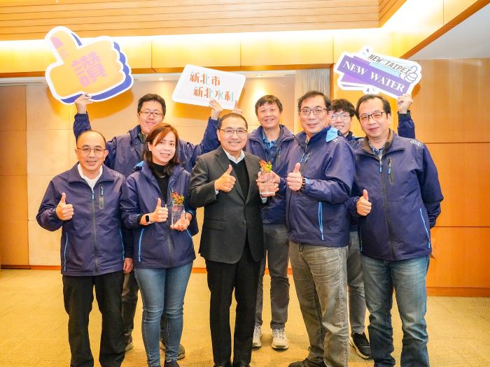 打造韌性城市再添里程碑 新北治水成果雙獎肯定 50 《圖說》「新北市中和區壽德公園滯洪池工程」榮獲第26屆國家建築金獎公共建設優質獎首獎,水利局長宋德仁於市政會議率隊,將這份榮耀成績獻給侯友宜市長。〈水利局提供〉