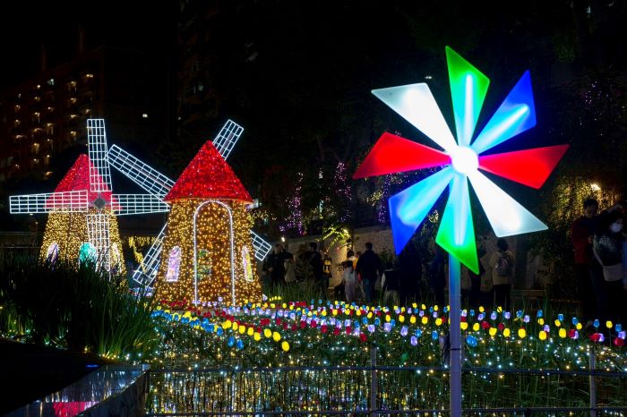 中港光雕展週末出遊首選升 按讚分享貼文抽好禮 8 《圖說》新莊中港大排光雕展充滿濃厚異國風味的風車造景讓人彷彿一秒飛到荷蘭。〈水利局提供〉