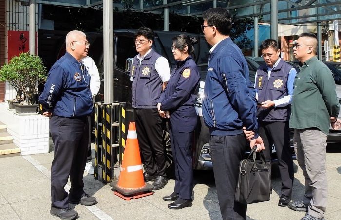 淨化選風檢警攜手防弊 永和警精進查賄制暴 60 《圖說》市警局長方仰寧與永和分局長蔣叔君等同仁交換意見。〈永和分局提供〉