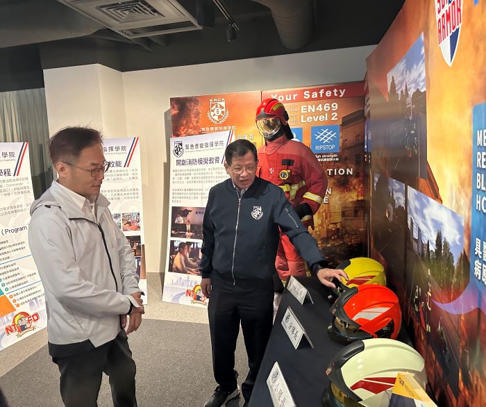 強化化災應變訓練與跨機關合作 化學署參訪新北ERCA 54 《圖說》消防局長陳崇岳〈右〉陪同蔡孟裕署長參觀ERCA。〈消防局提供〉