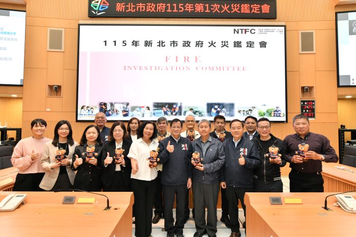 強化專業審議研判火因 新北跨域專家齊聚精進鑑識 29 《圖說》新北市政府火災鑑定會委員合照,中為消防局長陳崇岳。〈消防局提供〉