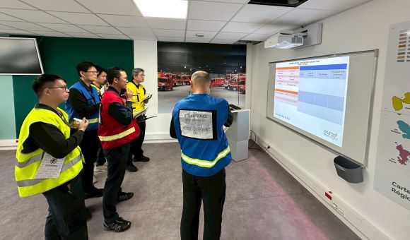 強化新模式指揮能力 新北消赴法國ENSOSP取經 21 《圖說》新北消7名幹部赴法國消防官高等學院(ENSOSP)參與消防大隊層級指揮作業操作演練前進行情境簡報分工。〈消防局提供〉