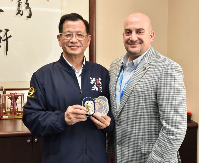 新北消國際救護研討會 美、泰專家分享EMS實務經驗 25 《圖說》雙方互贈紀念品。〈消防局提供〉