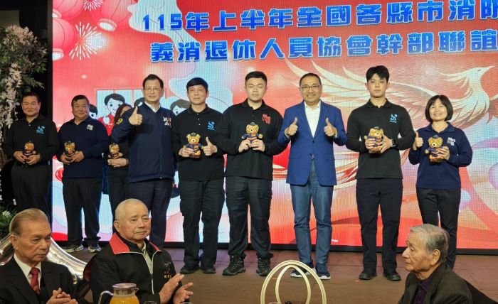 全國退消幹部新聯誼 300名前輩共敘守護城市情誼 6 《圖說》侯友宜市長與消防家族合影---板橋義消救護分隊尤榮華、夫人為板橋義消防宣分隊李幸紋、兒子為板橋義消救護分隊尤崧保、尤偉檁。〈消防局提供〉