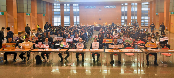 新北企業防災再升級 逾百家業齊聚說明會 25 《圖說》新北市企業防災說明會出席企業合照。〈消防局提供〉