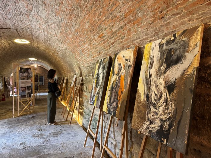 打破室內展覽框架 淡古戶外空間展徵件4月登場 42 《圖說》滬尾礮臺現正展出「被風帶走的土地-游雅茜個展」,作品充滿著印象派的「淡水感性」。〈淡古提供〉