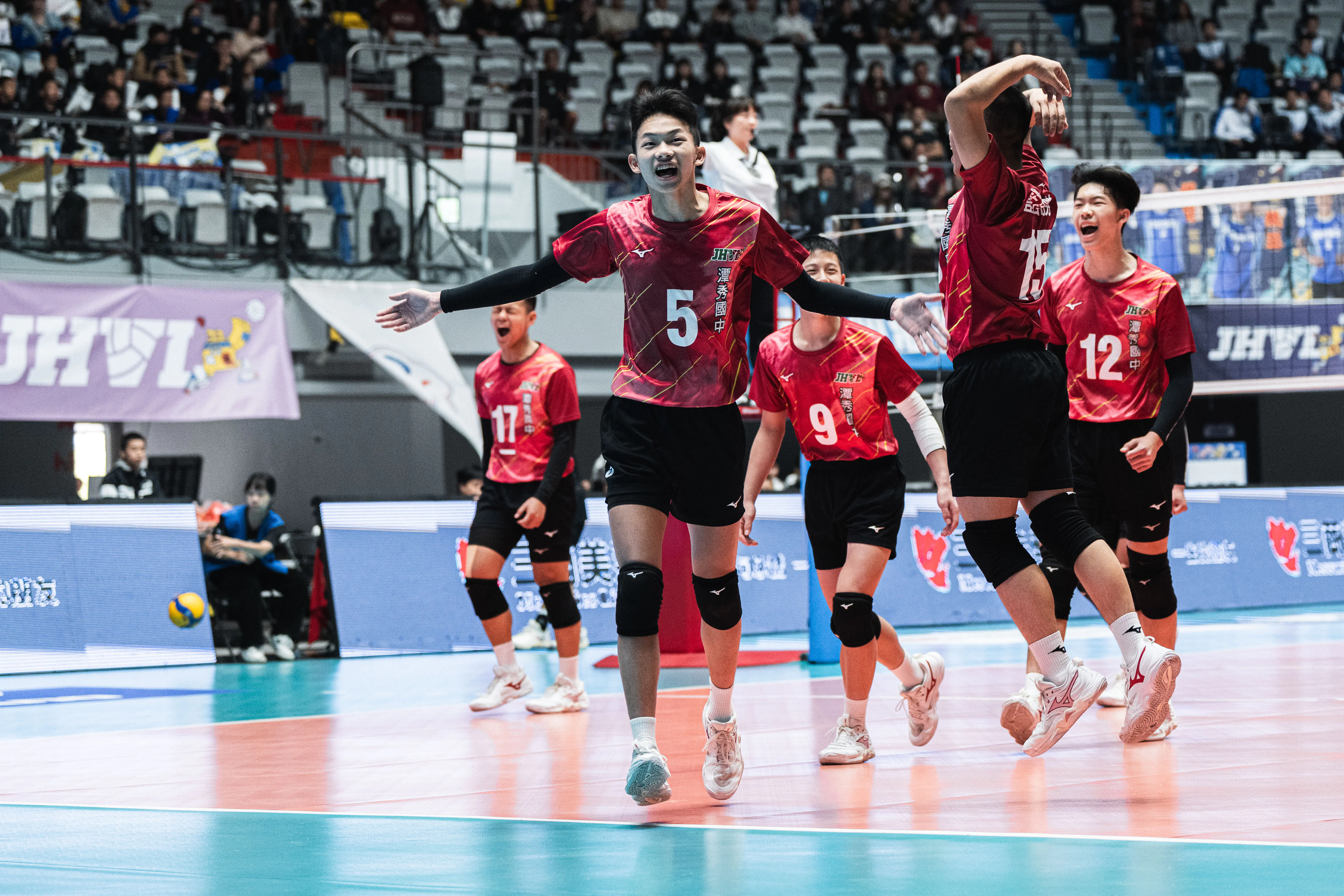 中市排球小將馬力十足 國中排球甲級聯賽 雙十女排封后、潭秀男排奪殿軍 中市排球小將馬力十足 國中排球甲級聯賽 雙十女排封后、潭秀男排奪殿軍