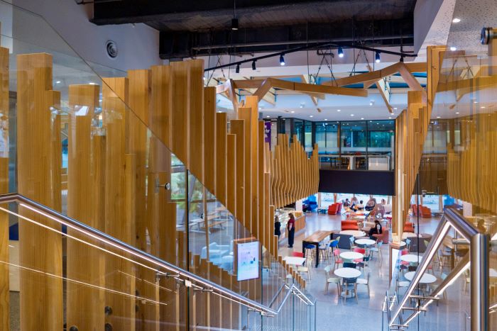 借鏡澳洲經驗 侯友宜推〈#chatsafe〉守護年輕世代 14 《圖說》Orygen總部主建物曾獲得歐洲醫療保健設計獎的「最佳心理健康設計獎」,其設計過程邀請逾160位青少年參與。〈衛生局提供〉