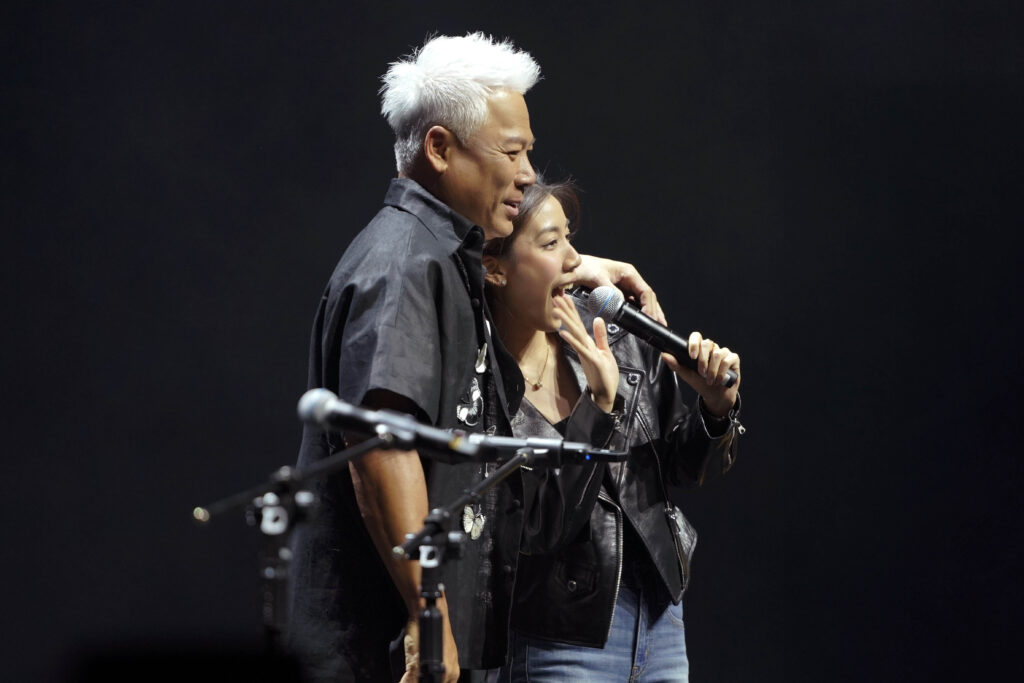 巫啟賢北流深情開唱憶袁惟仁 張信哲奧克蘭萬人朝聖 7 %E7%88%B6%E5%A5%B3%E7%9B%B8%E6%93%81