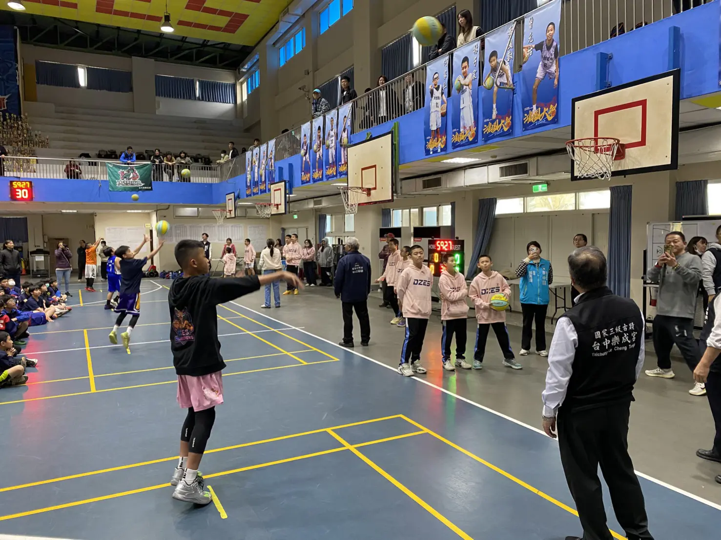 中市115年度國小學生籃球聯賽 107隊、近2,000名選手同場競技 中市115年度國小學生籃球聯賽 107隊、近2,000名選手同場競技