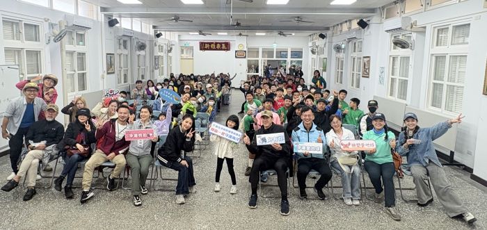 響應海灘認養政策 POP Radio攜手民眾守護新北海岸線 52 《圖說》參與活動人員了解淨灘與海洋保護知識,一起努力保護海洋生態。〈環保局提供〉