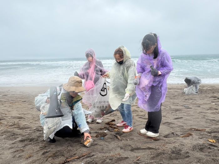 響應海灘認養政策 POP Radio攜手民眾守護新北海岸線 54 《圖說》民眾共同參與淨灘活動,以實際行動實踐環保理念,保護海洋生態。〈環保局提供〉