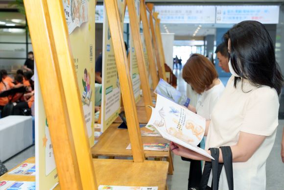 新增地質地景守護獎 新北「繪眼識地球」繪本徵選開跑 15 《圖說》各組前三名得獎作品除頒發獎金與獎狀外,將製作成實體書籍及電子書,更於9月舉辦成果展。〈環保局提供〉