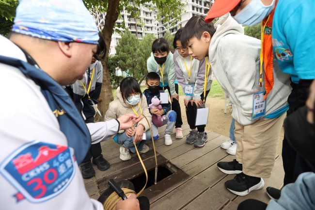 珍惜水土資源 新北環保小局長體驗「小小水質守門員」 10 《圖說》小局長在「土水檢測好好玩」課程親自操作抽水泵與採樣貝勒管等土水採樣工作。〈環保局提供〉