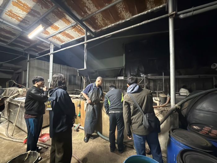 紅色血水污染水溝 食品工廠違法排放勒令停工 17 《圖說》稽查人員於廠內勘查。〈環保局提供〉