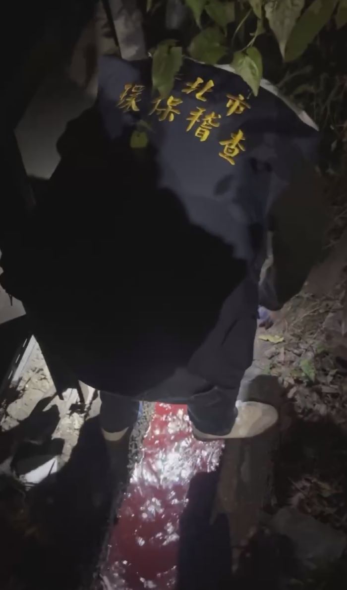 紅色血水污染水溝 食品工廠違法排放勒令停工 16 《圖說》稽查人員循線追查。〈環保局提供〉