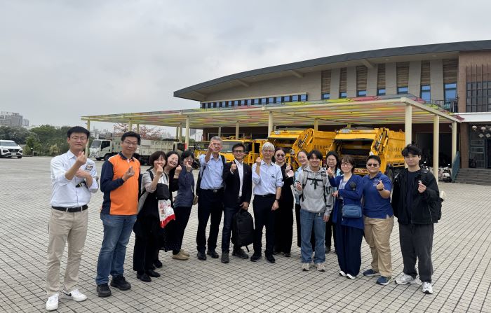 黑水虻處理廚餘成果驚艷 日學者訪新北取經 36 《圖說》來自日本的8位學者專家至新北市環保局鶯歌區清潔隊參訪新北市循環經濟實績。〈環保局提供〉