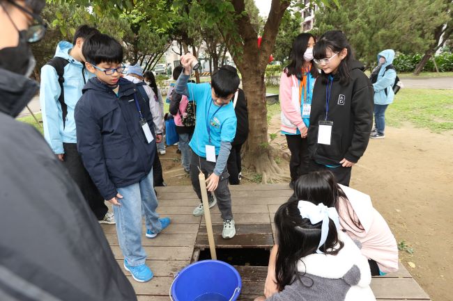 珍惜水土資源 新北環保小局長體驗「小小水質守門員」 9 《圖說》小局長透過採樣儀器掌握各式查緝工具,學習還原污染真相。〈環保局提供〉