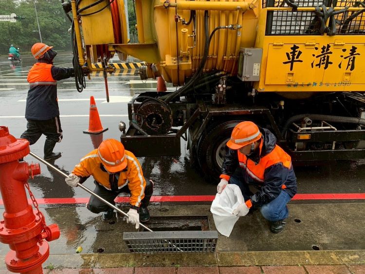 「CLEAN」五大行動出擊 新北邁向淨零永續城市 9 《圖說》清潔隊員清理路邊水溝,保持環境乾淨與排水暢通。〈環保局提供〉