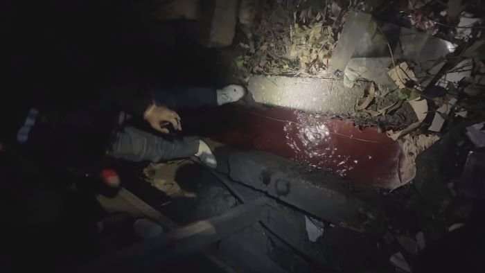 紅色血水污染水溝 食品工廠違法排放勒令停工 18 《圖說》稽查人員於泰山區中港南路旁水溝發現紅色廢水。〈環保局提供〉