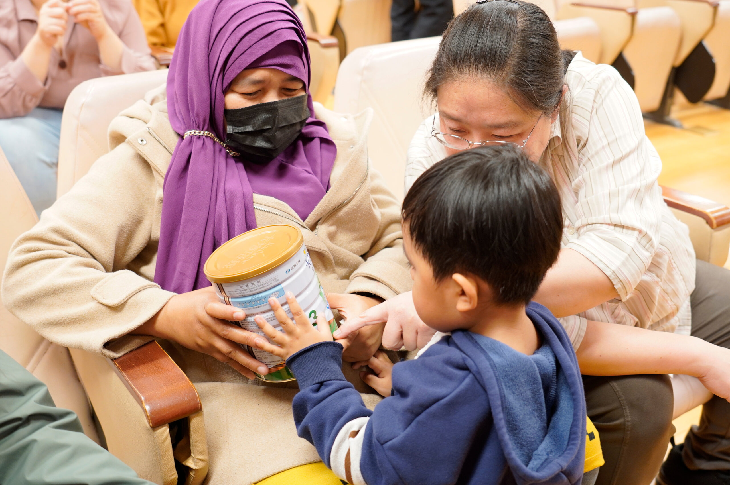 萬罐奶粉+千萬捐助 兩善團關懷弱幼長年守護新北 9 《圖說》阿妮(化名,左)從印尼嫁來台灣,她帶著2歲小兒子參加,感謝協會的捐贈,以及七星社福中心主任周培仙(右)的長期關懷服務。〈社會局提供〉