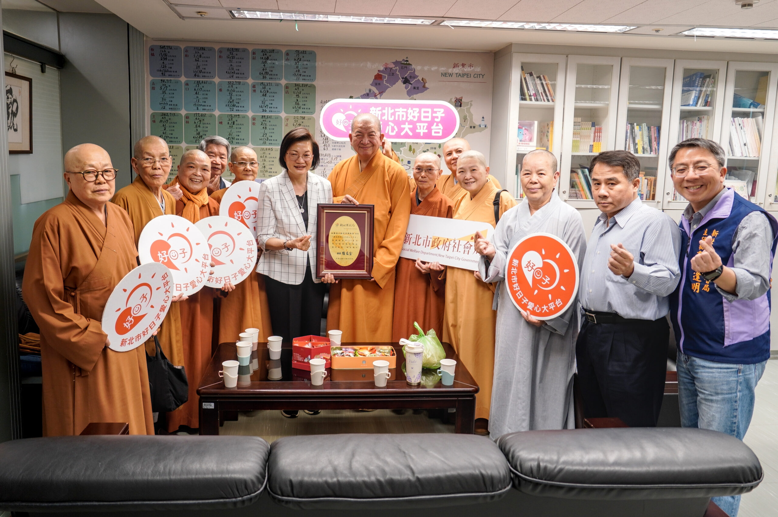 萬罐奶粉+千萬捐助 兩善團關懷弱幼長年守護新北 12 《圖說》新北市佛教會在副理事長釋明光(中)帶領下,一起捐贈善款。〈社會局提供〉