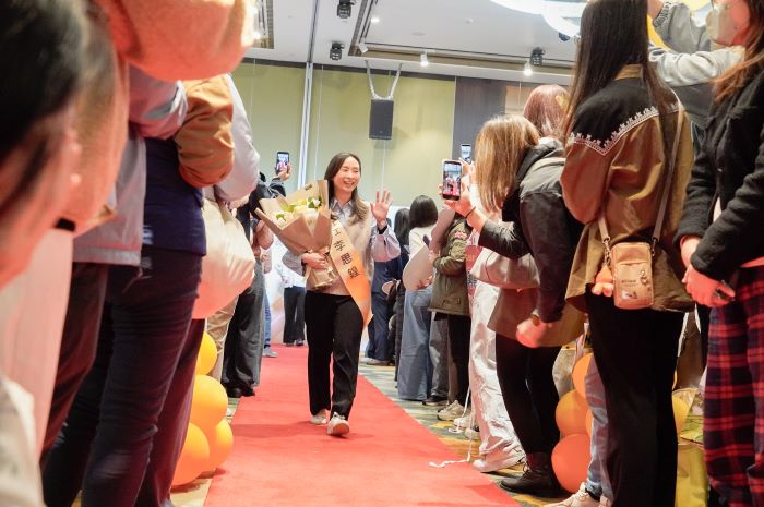 發揮正義力量讓台灣更為美好 新北表揚績優社工社政人員 40 《圖說》獲獎者走過象徵榮譽的紅毯。〈社會局提供〉