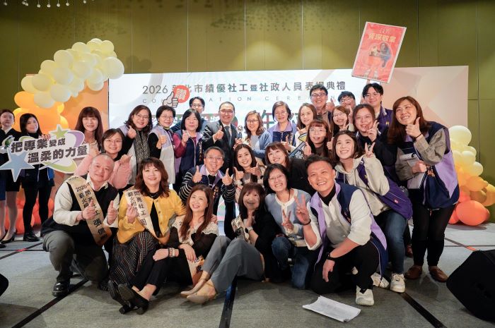 發揮正義力量讓台灣更為美好 新北表揚績優社工社政人員 35 《圖說》侯友宜市長與社會局團隊合影。〈社會局提供〉