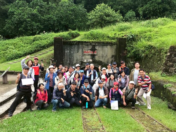 走讀「菁桐女路」黑金歲月 楊桂馨訴說礦工的女兒堅韌人生 36 《圖說》石底大斜坑於民國64年封坑,楊桂馨(前排右3)帶領遊客導覽。〈社會局提供〉