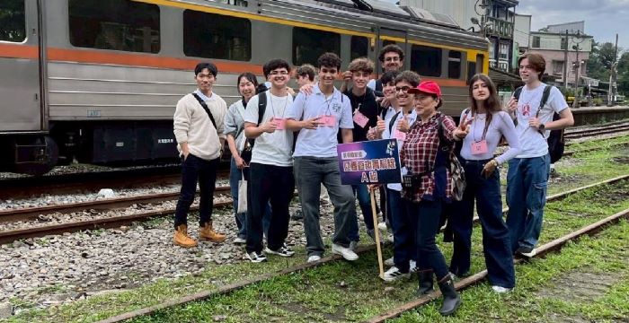 走讀「菁桐女路」黑金歲月 楊桂馨訴說礦工的女兒堅韌人生 34 《圖說》楊桂馨(右3)於今年天燈節為外籍交換生導覽菁桐女路。〈社會局提供〉