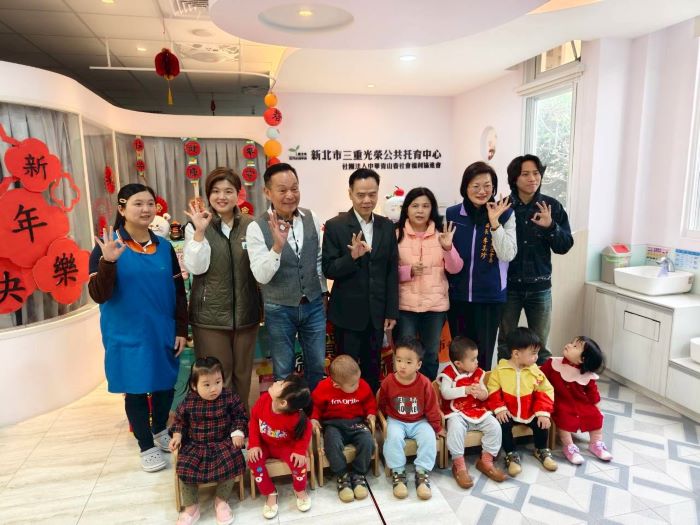 李余典媒合 美萬新捐贈童鞋 46 《圖說》李余典議員(左3)媒合美萬新捐贈童鞋,左1為光榮公托中心主任鄭俞唯。〈社會局提供〉