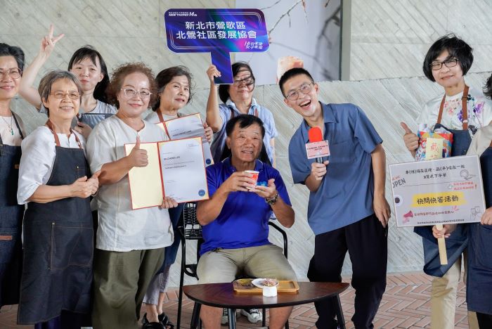 發揮正義力量讓台灣更為美好 新北表揚績優社工社政人員 38 《圖說》鶯歌區公所課長楊祚榮(右2)與協會等基層打成一片,榮獲績優社政人員。〈社會局提供〉