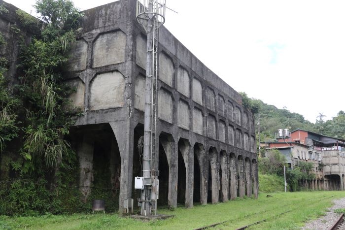 走讀「菁桐女路」黑金歲月 楊桂馨訴說礦工的女兒堅韌人生 33 《圖說》位於平溪鐵道旁的卸煤櫃 留予後人追憶當年煤業的盛況。〈社會局提供〉