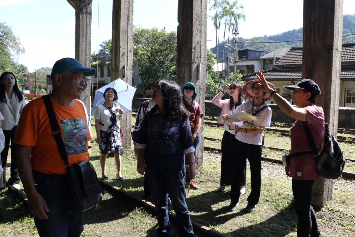 走讀「菁桐女路」黑金歲月 楊桂馨訴說礦工的女兒堅韌人生 35 《圖說》礦工的女兒楊桂馨(右1)為遊客解說卸煤櫃的運作。〈社會局提供〉