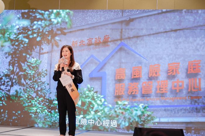 發揮正義力量讓台灣更為美好 新北表揚績優社工社政人員 37 《圖說》社工科股長許憶真獲「長青獎」,她難忘在高風險中心主任任內破門搶救小孩。〈社會局提供〉