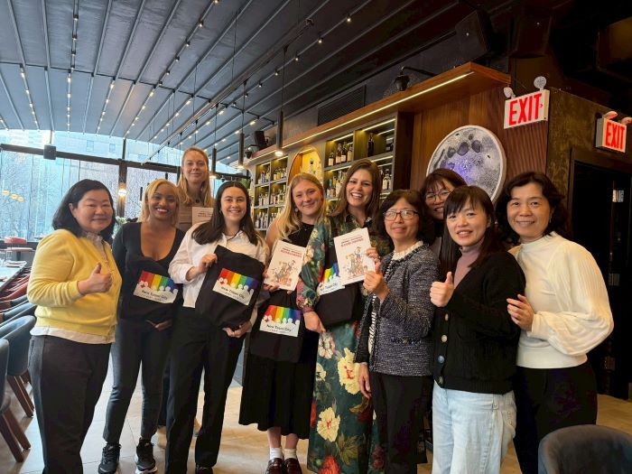 登上CSW70 NGO論壇 新北防暴成果讓世界看見 56 《圖說》新北社會局副局長許秀能(右3)於交流中贈送新北市CEDAW城市報告給與會人士,左1為婦女權益與永續發展聯盟理事長李萍。〈社會局提供〉