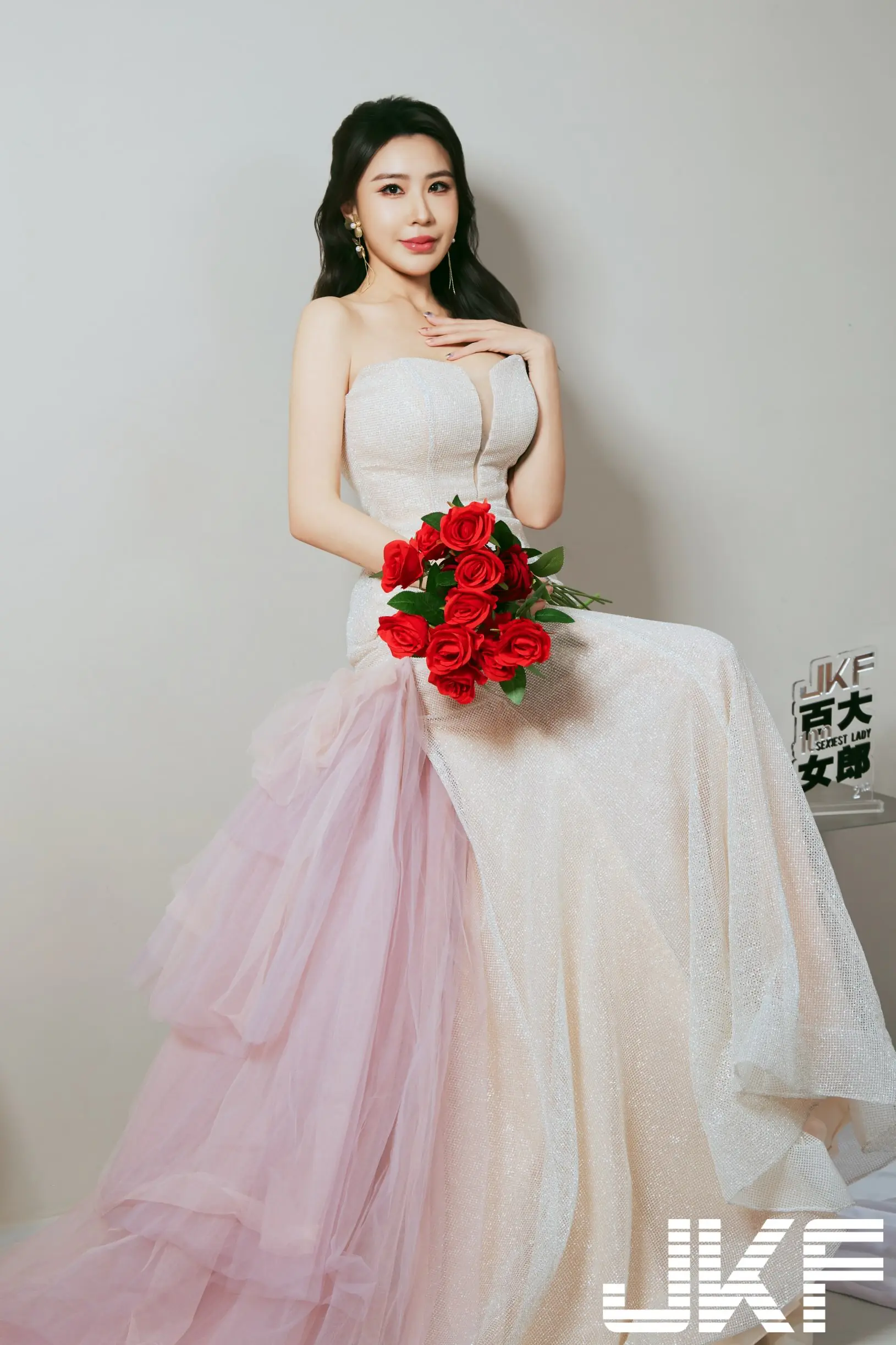 第七屆 JKF 百大女郎 雅捷強勢奪下冠軍寶座 展現《頂尖之上》魅力 第七屆 JKF 百大女郎 雅捷強勢奪下冠軍寶座 展現《頂尖之上》魅力