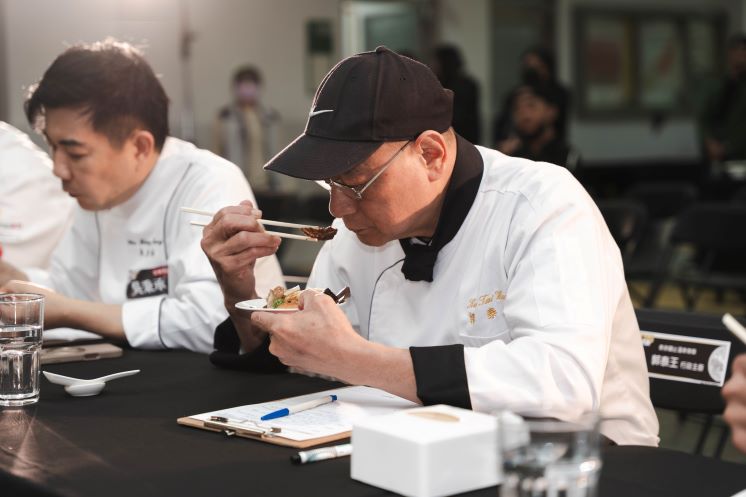 經典傳統PK職人創新 新北「黑白切」決賽登場 8 《圖說》此次賽制採公平、公正的「盲吃評比」機制進行料理較勁,評審於不揭露店家資訊的情況下品評,專注於風味、口感與整體呈現,回歸料理本質。〈經發局提供〉