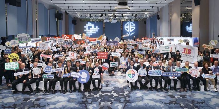 資源加值助攻品牌升級 新北企業精典獎徵件4/8截止 13 《圖說》「新北企業精典獎」設有企業類「創新投資」、「多元服務」、「永續發展」、「寰宇國際」四大類組,以及個人類「傑出女力」類組,歡迎新北優質企業把握機會投件。〈經發局提供〉