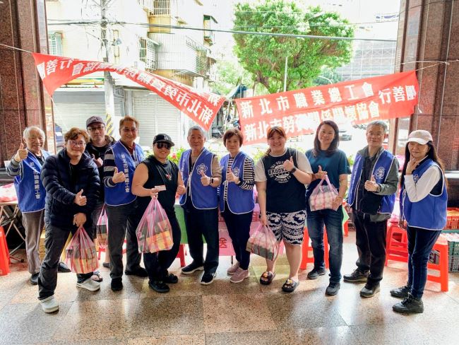 新北職總工會攜手捐血站挽袖送暖 單日募得189袋血 23 《圖說》新北市職業總工會今日於板橋捐血站舉辦「熱血傳愛」捐血活動,單日成功募集189袋血液,為醫療體系挹注寶貴資源,成果豐碩。〈新北職總工會提供〉