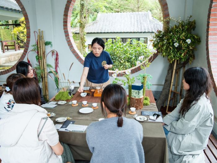 春澗學茶山療癒行 坪林茶博館3/21-22搶先體驗 46 《圖說》現場更直接復刻坪林人的日常茶桌,讓在地專業的茶青茶農輪番上陣親自帶你體驗如何泡茶、品茶。〈文化局提供〉