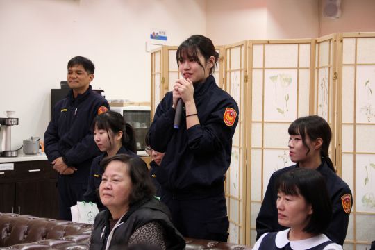 歡慶婦女節! 新莊警長陳保緒溫馨送好禮 6 《圖說》女性同仁發表感言。〈新莊警局提供〉