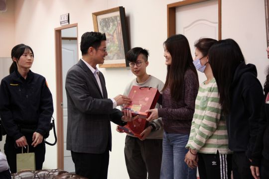 歡慶婦女節! 新莊警長陳保緒溫馨送好禮 5 《圖說》陳保緒親自贈送禮品。〈新莊警局提供〉