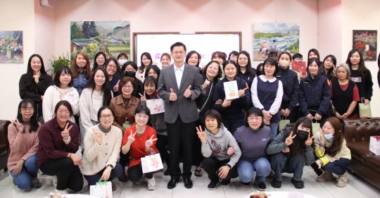 歡慶婦女節! 新莊警長陳保緒溫馨送好禮 4 《圖說》慶祝婦女節,新莊警分局長陳保緒與女性同仁合影。〈新莊警局提供〉