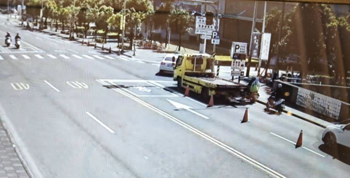 道路救援從4千變4萬 黑心業者費用暴增近10倍 36 《圖說》拖吊作業中。〈新莊分局提供〉