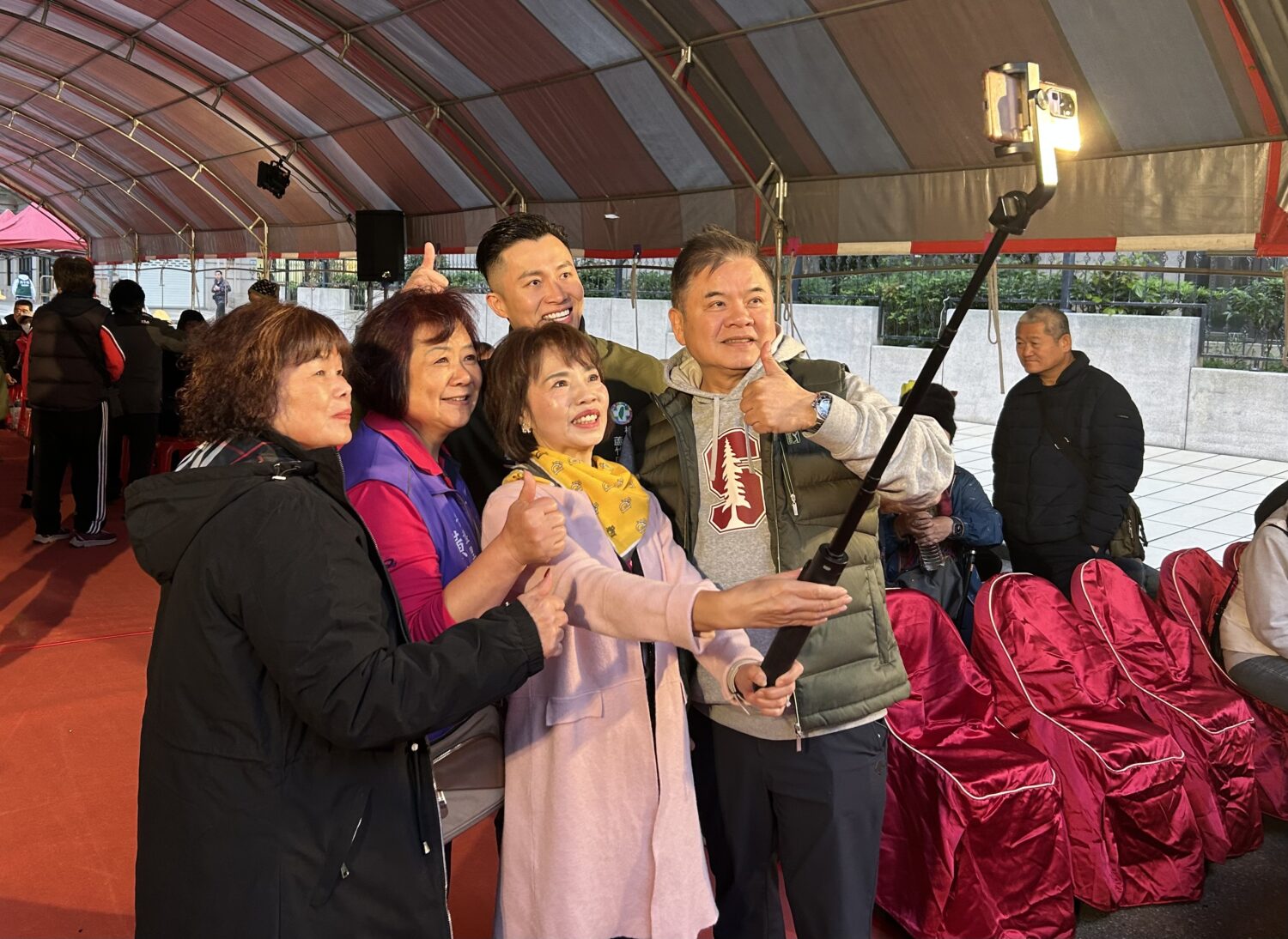 王世堅莊瑞雄現身力挺呂宇晟 大南興璀璨之夜串聯蘆竹五里共歡 立法委員莊瑞雄(右)一到場就遇到熱情居民合照,他也大方承諾如果呂宇晟當選,居民就等於得到大南興地區里長和兩位立法委員的支持。(記者陳世軒攝)